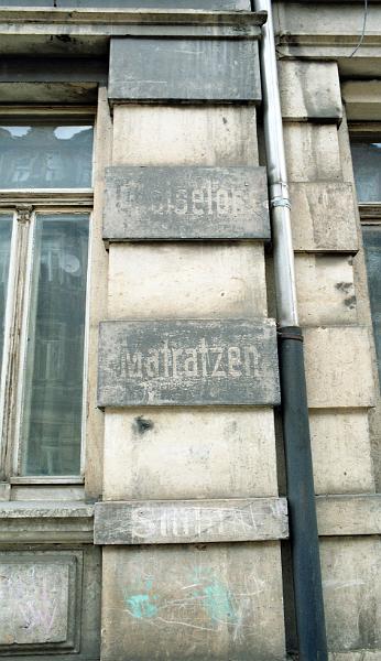 Dresden-Pieschen, Robert-Matzke-Str. 41, 20.3.1995 (2).jpg - ..., Chaiselongue, Matratzen, Stühle